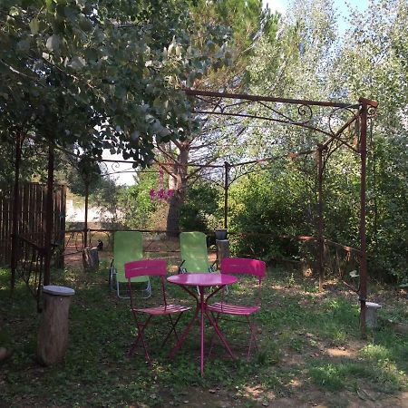 Roulotte Aux Peupliers Otel La Tour-dʼAigues Dış mekan fotoğraf